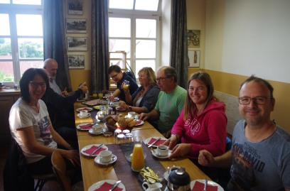 Petit-déjeuner à Acholshausen en compagnie de nos familles allemandes ! Frühstück in Acholshausen mit unser deutschen familien !